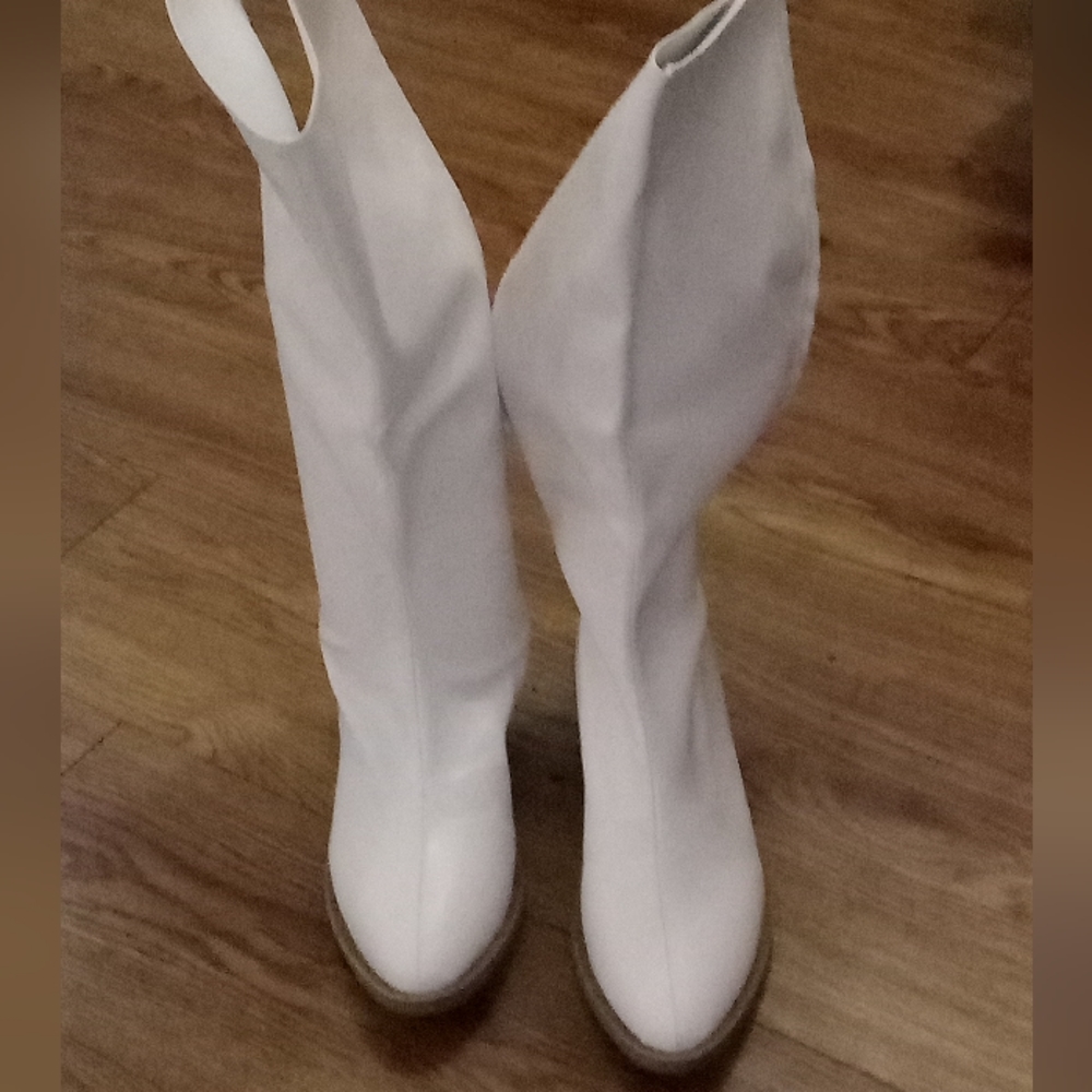 V cut Knee high boots size 6 faux leather, white